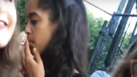 Cazan a Malia Obama fumando... ¿marihuana?