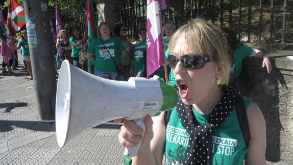 Las trabajadoras de residencias de Bizkaia reanudarán sus movilizaciones en septiembre para reclamar mejoras laborales