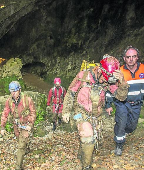 Rescatan en Cantabria a tres espeleólogos