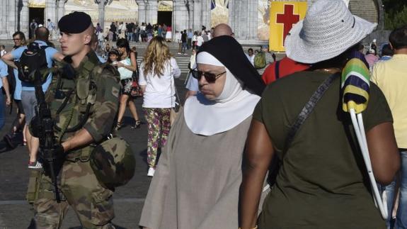Rezos en Lourdes custodiados por la Policía