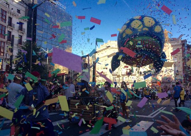 El Desfile de la Ballena baña de color Bilbao