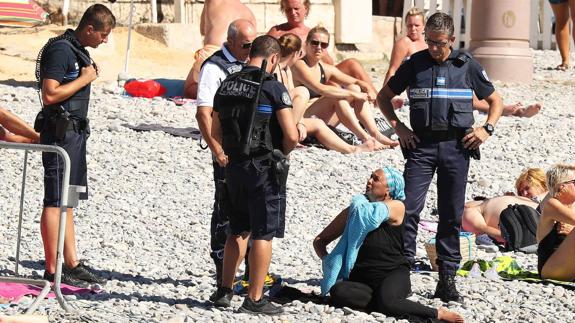 La exigencia a dos bañistas de quitarse la túnica en la playa desata la polémica en Francia