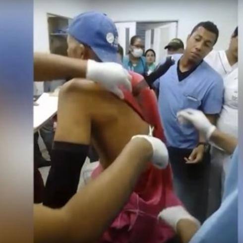 Llega al hospital sin inmutarse con un enorme cuchillo en la espalda