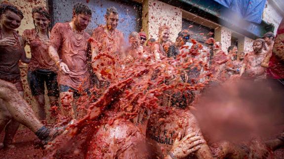 La primera Tomatina digital recauda casi 14 toneladas de tomate frito para familias necesitadas