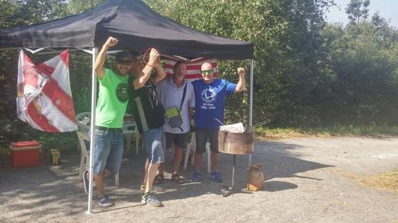 Tortillas, barbacoa y bota de vino para disfrutar de la Vuelta desde el alto de El Vivero