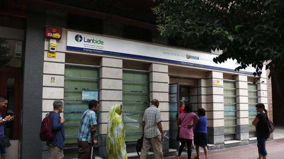 Agosto repite en Euskadi su comportamiento habitual con subida del paro y bajada de la afiliación