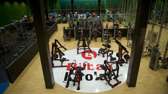 Condenan a una multa de 3.000 euros al usuario que acosaba a una monitora de Bilbao Kirolak