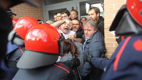 Alta tensión en un desahucio en Zabalgana: «Resistiré aunque Alokabide me eche»