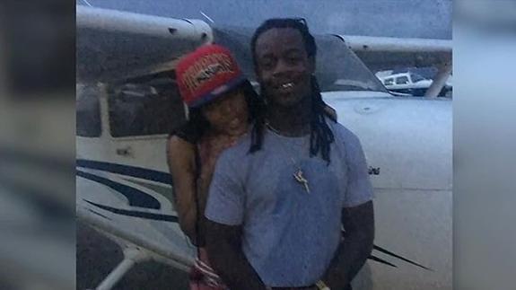 Empuja a su novia de un avión en pleno vuelo para salvarle la vida