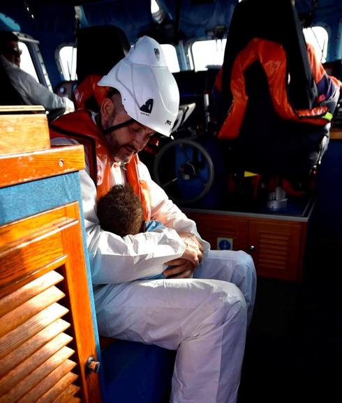 El abrazo que salvó la vida a una bebé que viajaba en patera