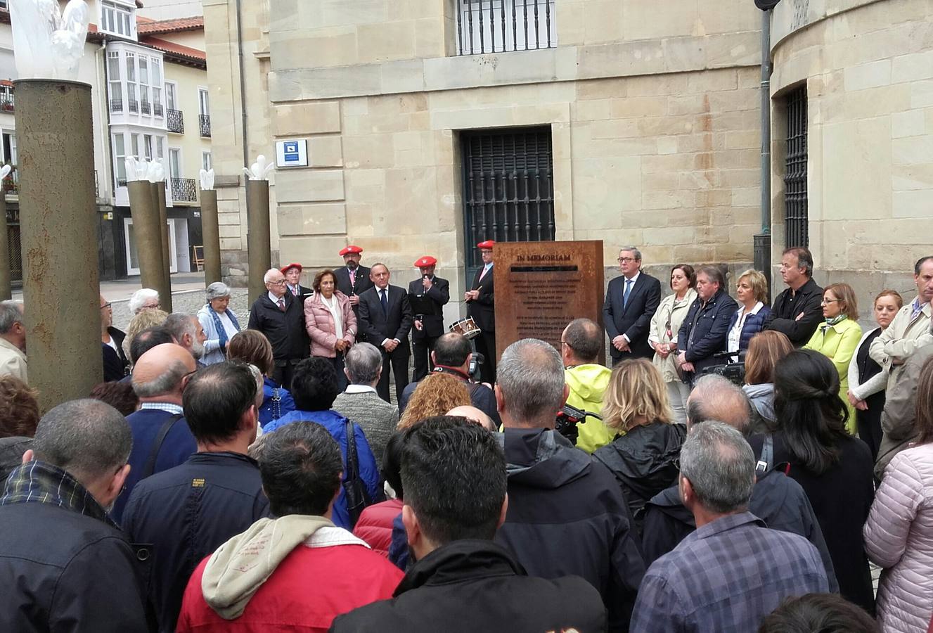 Rosas blancas para el recuerdo