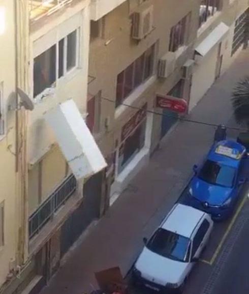 Un vecino de Motril arroja un frigorífico por la ventana