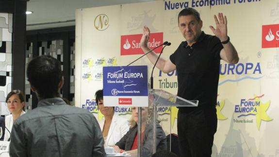 Vox interrumpe el discurso de Otegi con grabación una con insultos a los españoles