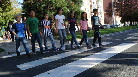 «Necesitamos un semáforo, los coches van muy rápido, y no paran»