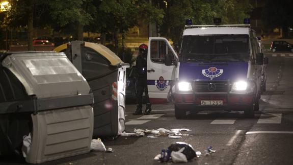 Varias decenas de encapuchados vuelcan contenedores tras un mitin de Vox en Vitoria