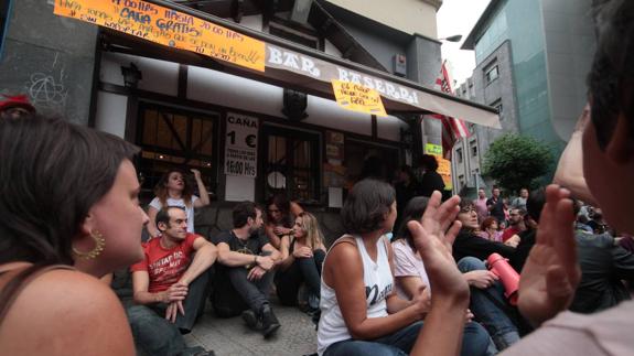 Colectivos LGTB se concentran frente al Bar Baserri tras la expulsión de una pareja el jueves