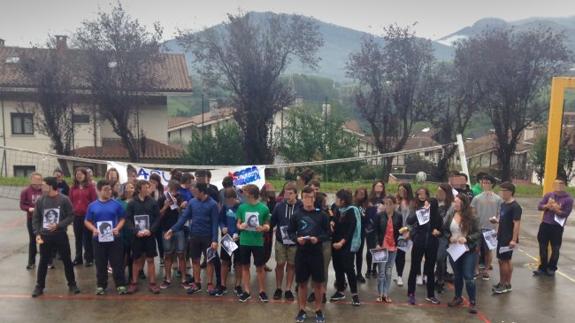 Alumnos de un instituto de Hernani homenajean en el patio a 22 etarras