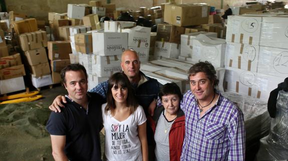 Voluntarios de Galdakao recogen la ayuda de España para los refugiados sirios y la envían por barco a Grecia