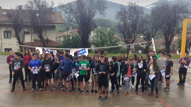 Así fue el homenaje del instituto de Hernani a los etarras