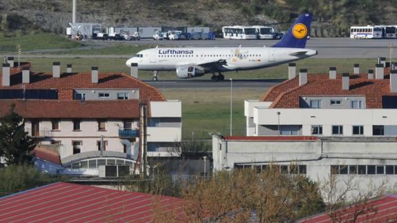 Aena insonorizará otras 400 viviendas en el entorno del aeropuerto de Loiu