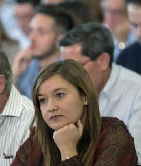 Una estrecha colaboradora de Susana Díaz acaricia el liderazgo del PSOE