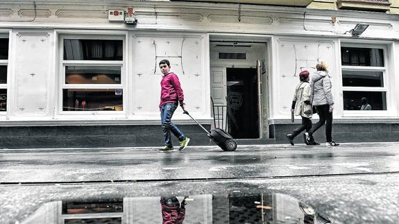 El cierre del pub HF ahonda la crisis hostelera en San Prudencio