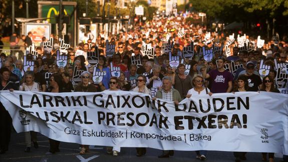 Miles de personas recorren San Sebastián bajo el lema 'Presos enfermos a casa'