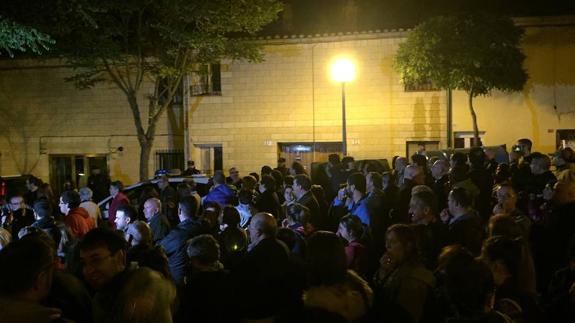 Cacerolada vecinal ante la casa del clan de 'los Pichis' en Vitoria