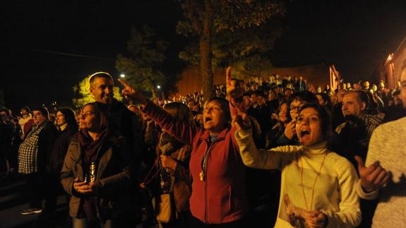 800 vecinos de Abetxuko vuelven a protestar ante la casa de 'los pichis'