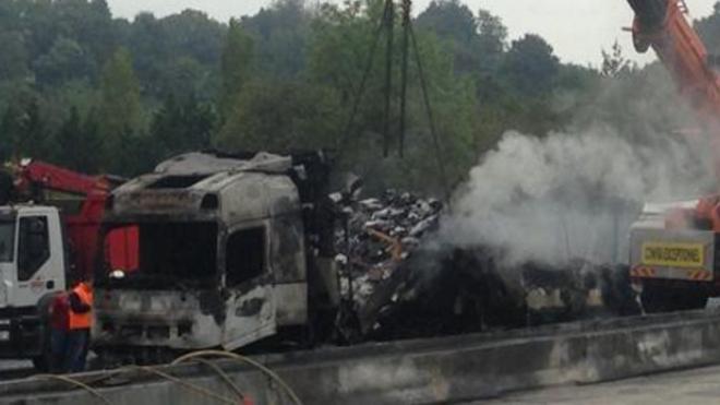 Finalizadas las retenciones por el incendio de un camión en la AP-8 en Oiartzun sentido Bilbao