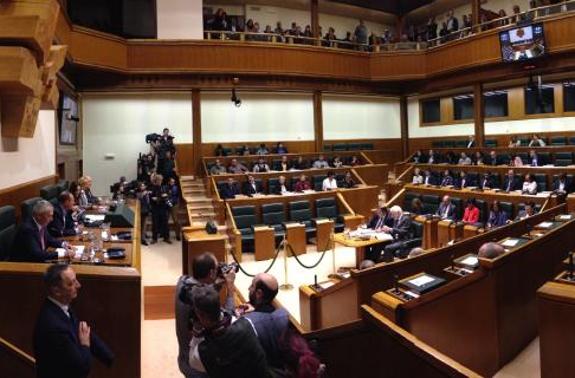 Mujer, abogada, 47 años... Así es la nueva mayoría en el Parlamento vasco