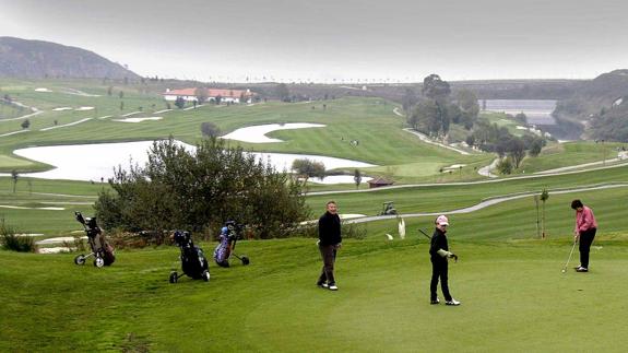 Bizkaia sanciona con 64.400 euros el cierre arbitrario del campo de golf La Arboleda