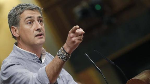 «Todavía huele a cal viva», dice Oskar Matute