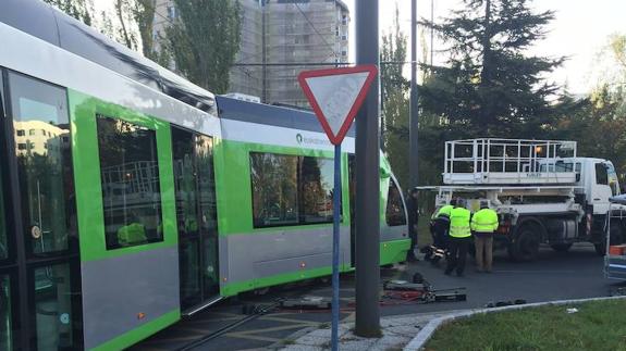 El tranvía recupera la normalidad con la retirada del convoy que descarriló al chocar con un coche
