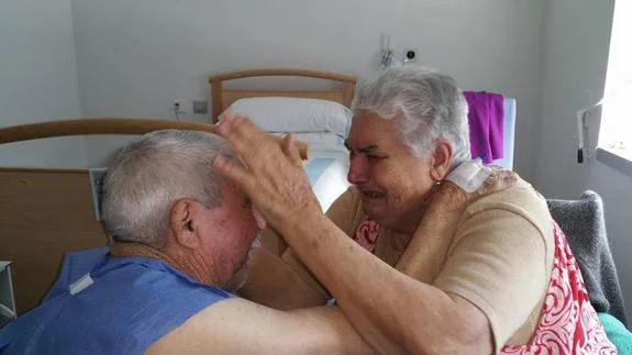 Un matrimonio de ancianos, juntos de nuevo tras una campaña en Facebook