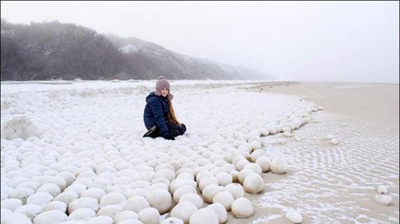 Una playa amanece llena de misteriosas bolas de hielo