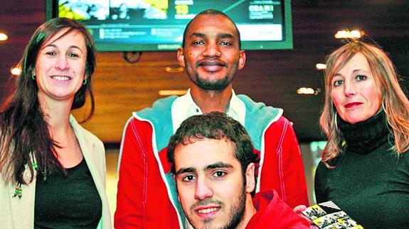 721 alaveses y migrantes comparten hoy comida y charla en 93 casas y txokos