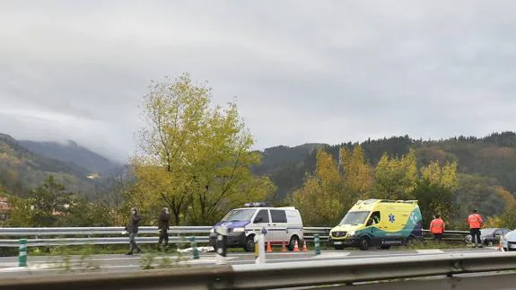 Un ertzaina fallece atropellado por un coche cuando atendía una incidencia en Gipuzkoa
