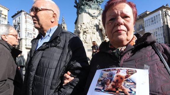 Propietarios de perros estudian asociarse tras los últimos envenenamientos en Vitoria