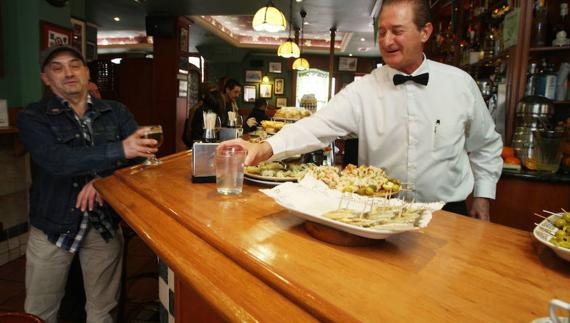 Ponen en marcha una campaña a favor del consumo de agua del grifo en los bares