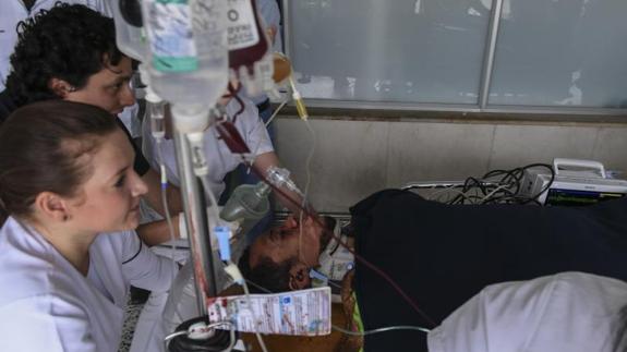 Futbolistas, un periodista y una azafata, entre los supervivientes del accidente de avión en Colombia