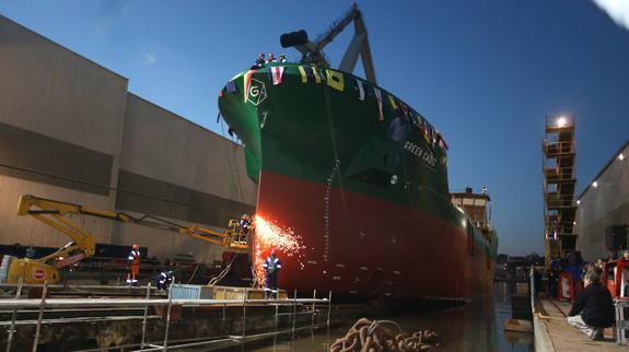 Botadura en Erandio de un buque para la recogida de residuos