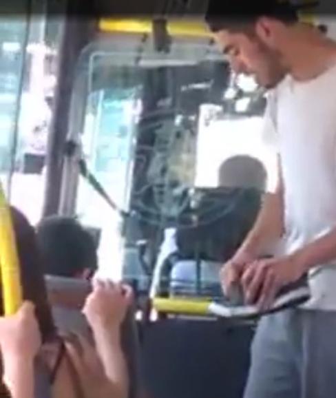 El solidario regalo de dos amigos a un niño descalzo