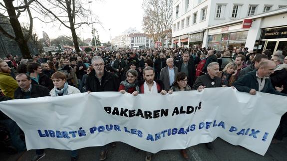 Miles de personas reclaman en Baiona la libertad de los cinco detenidos en el sur de Francia