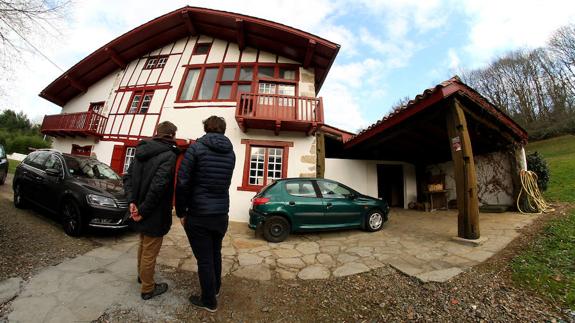 El arsenal incautado a ETA: 26 pistolas y revólveres, 8 fusiles de asalto, 3.000 cartuchos...