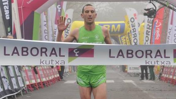 Hicham Oualla y Raquel Gómez vencen en la Media Maratón de Vitoria