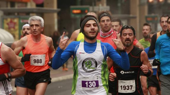 El calor del público anima una Media Maratón dominada por la niebla, la humedad y el frío