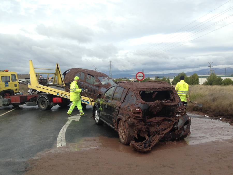 Una colisión entre un camión y seis turismos en la N-232 deja doce heridos leves