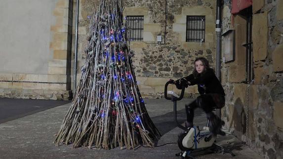 Fabrican un árbol de Navidad sostenible con restos de poda en Ajangiz