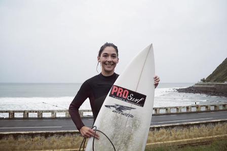 La getxotarra Garazi Sánchez se erige campeona del Circuito Vasco de Surf